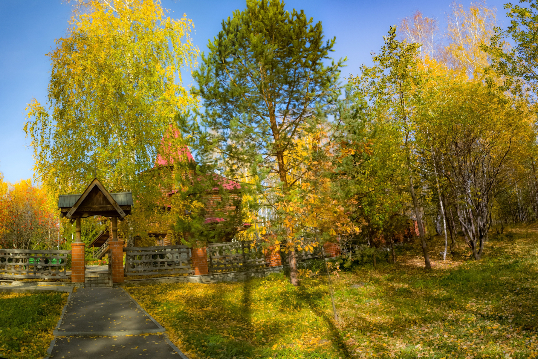 Церковь и осень 