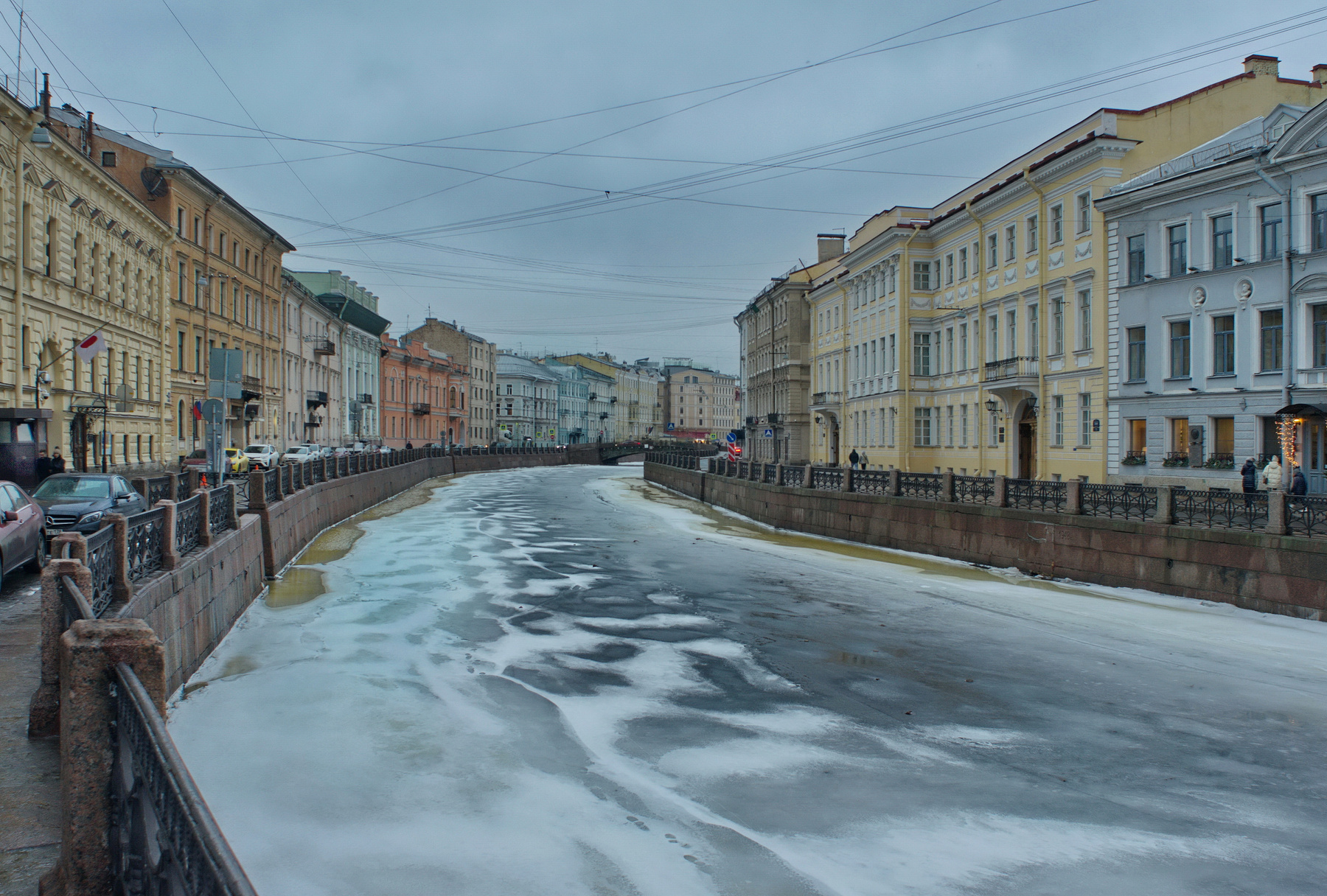 В Питере небо за крыши цепляется.... 