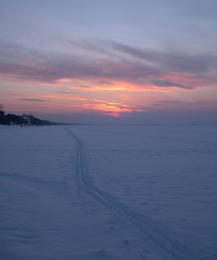 Закат море снег лыжня