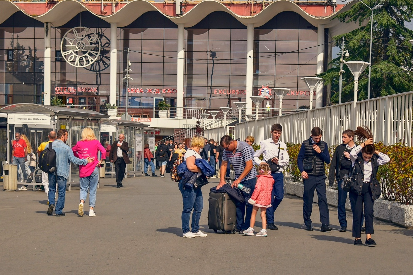 Вокзальная суета Люди Город Жанр