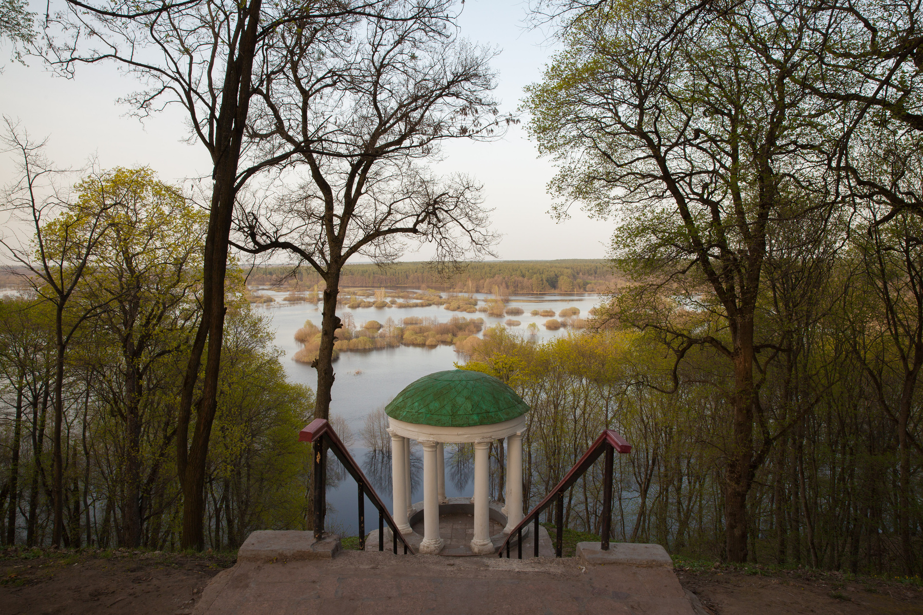 Беседка на берегу р.Снов 