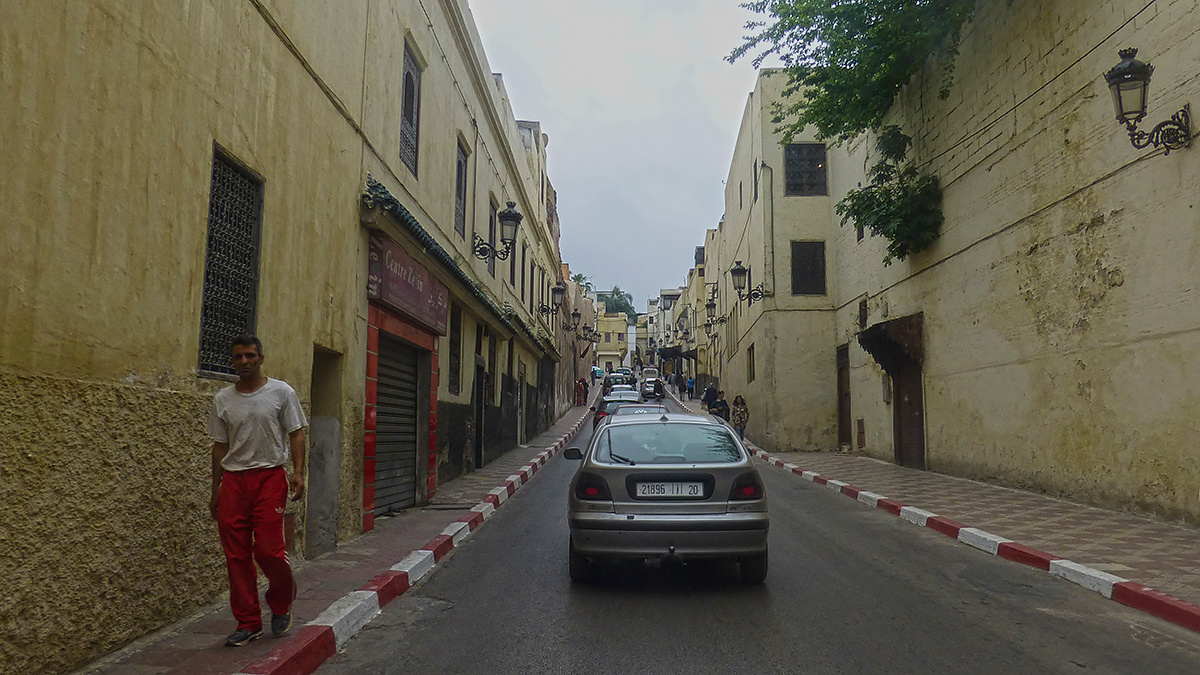вдоль стен Марокко Morocco Мекнес Meknes вдоль стен красный