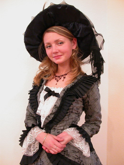 Таинственный вечер. Девушка, портрет, улыбка, платье.