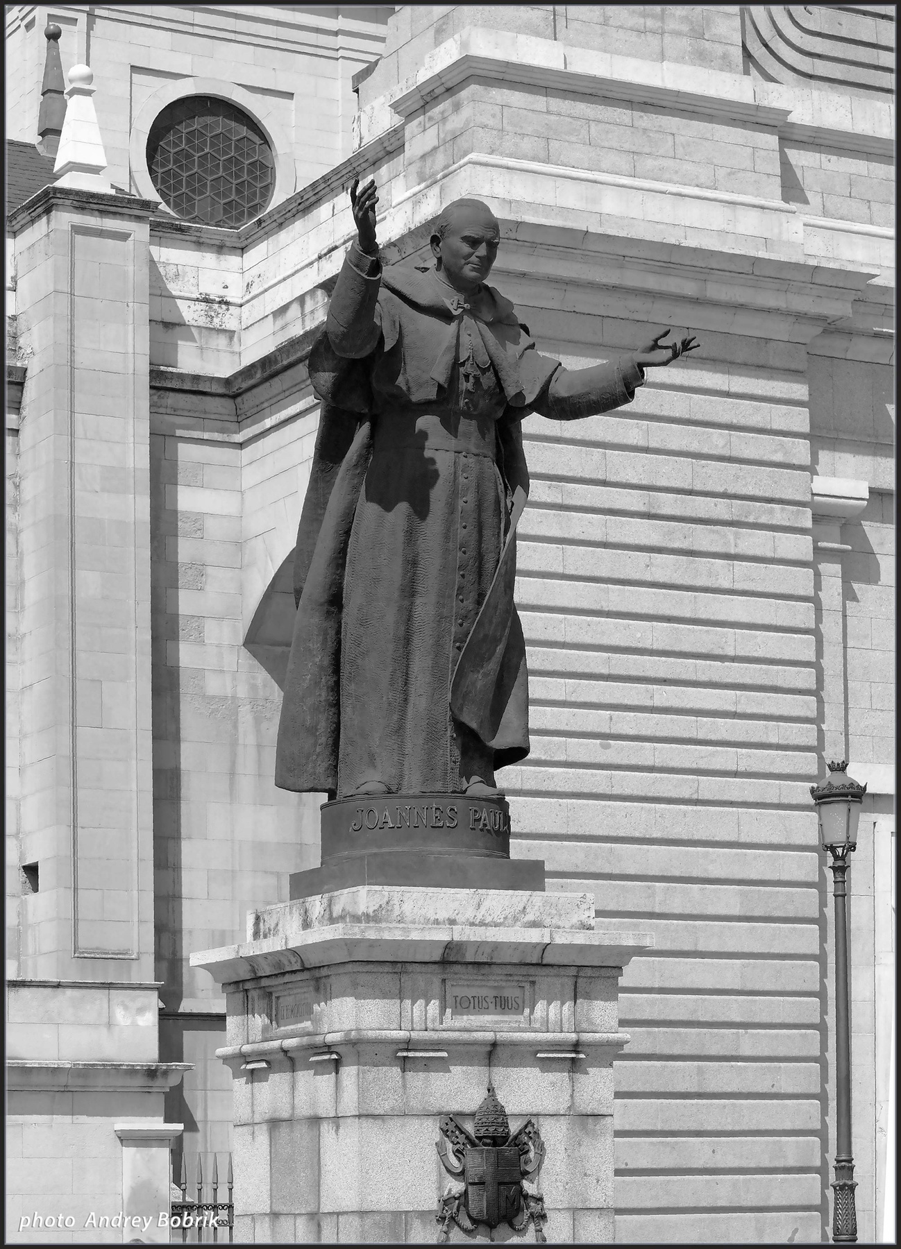 Папа Испания Мадрид Собор Санта-Мария-ла-Реаль-де-ла-Альмудена исп la catedral de Santa Maria La Real Almudena кафедральный собор папа памятник скульптура