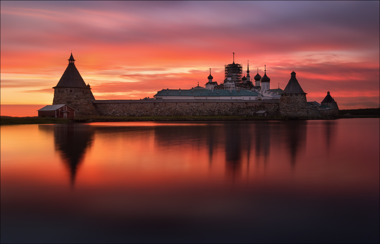/ Незыблемость в движении .. / Соловки Соловецкие острова монастырь Белое море закат лето ночь русский север Спасо-Преображенский святое озеро NaSeverExp.ru