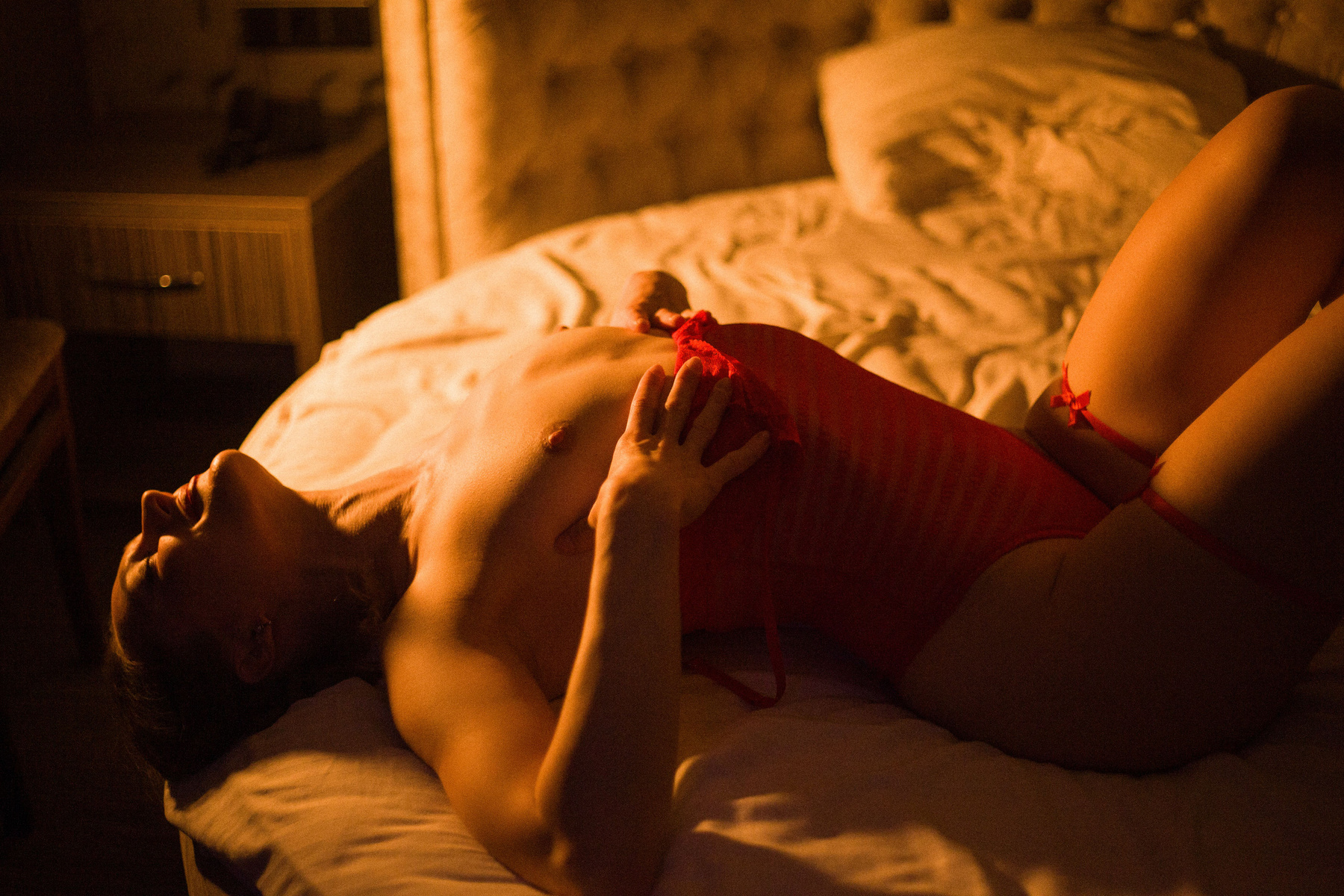 В отеле ню обнаженная девушка красивая молодая отель фотосессия