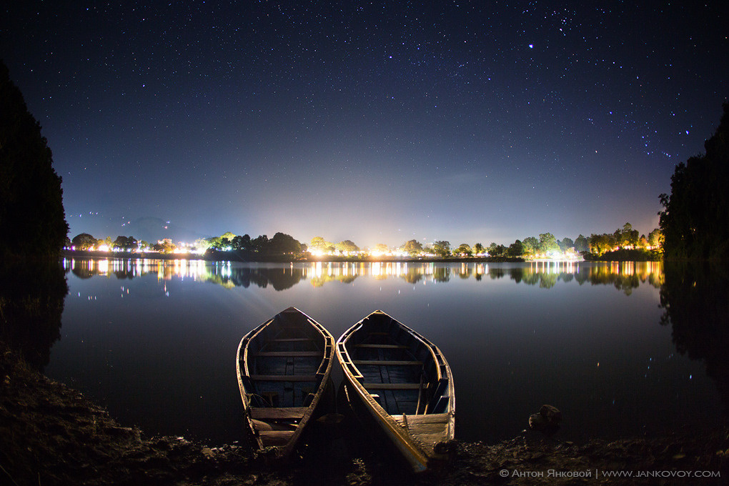 Тихая ночь lake, city, boat, night, ночь, звезды, горы, stars, boats, озеро, town, город, лодки, Непал, Гималаи, Фева, Пхева, Nepal, Pokhara, Phewa, Покхара