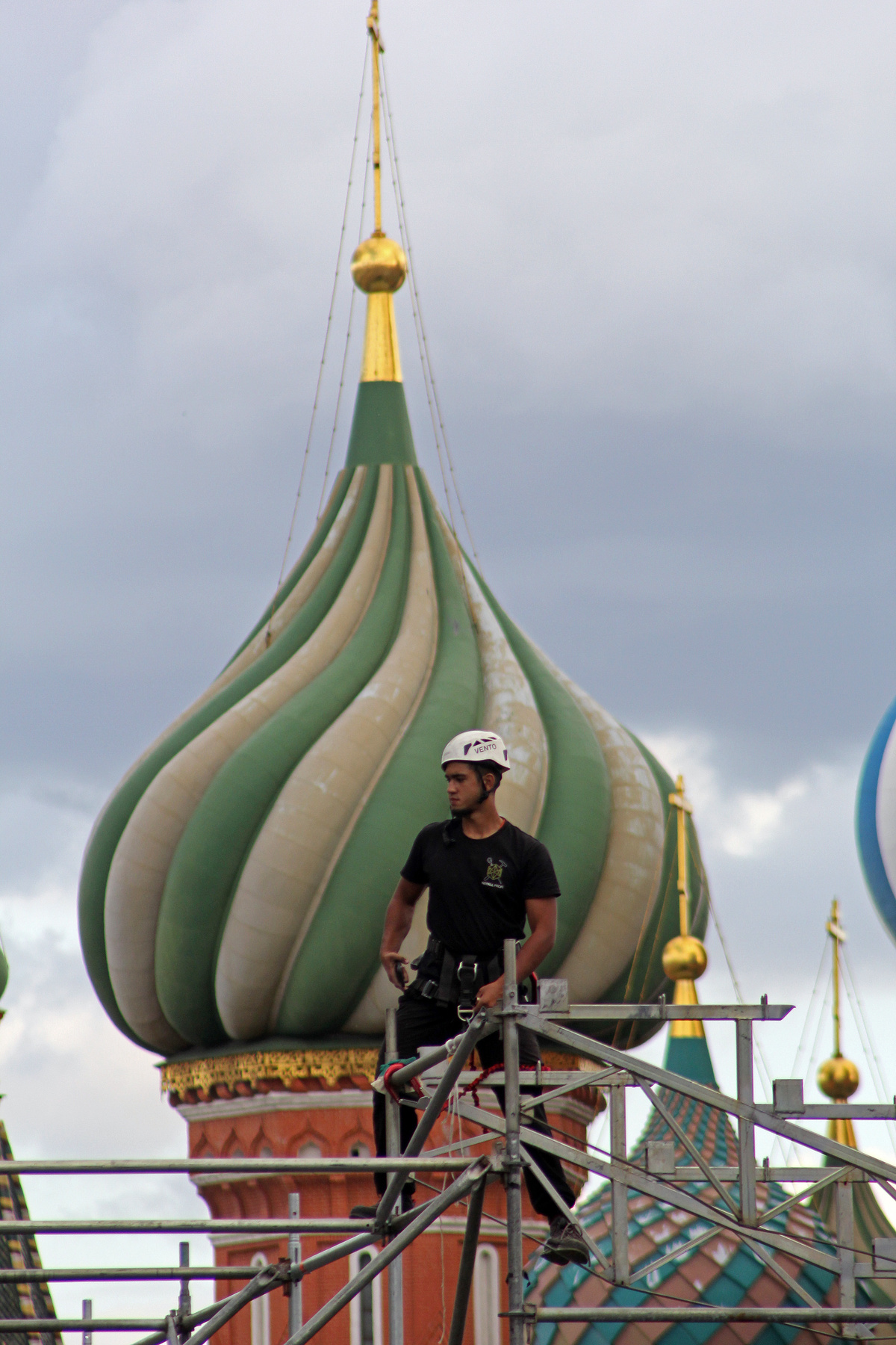 Монтажник над Красной площадью на фоне купола Покровского храма. 08.08.2025 Москва Город Монтажник