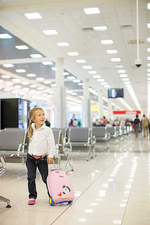 на встречу приключениям молодой путешественник ребенок kid traveller аэропорт розовый чемодан единорог 