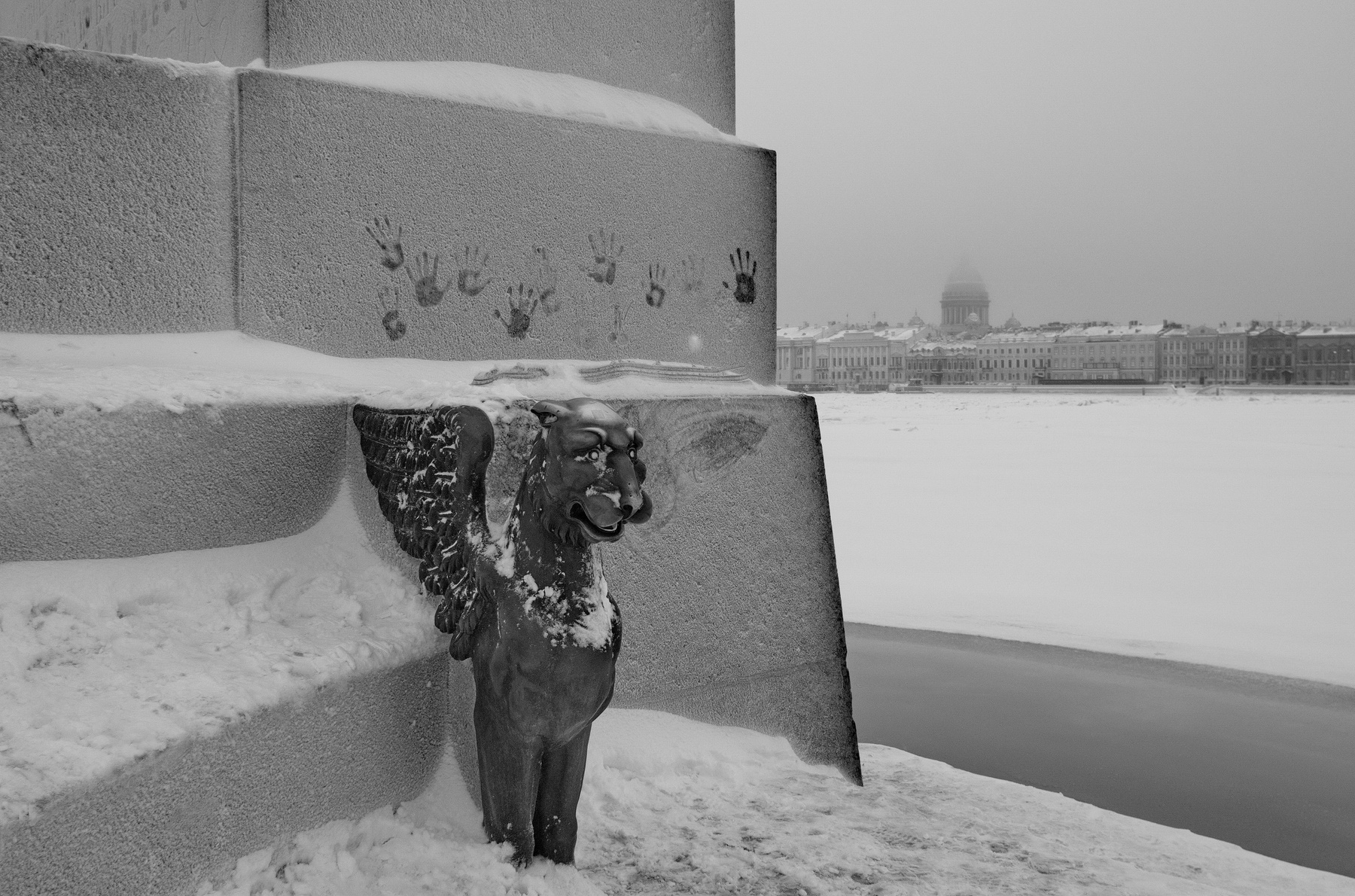 Замерзший грифон Петербург