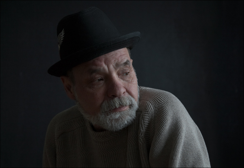 Портрет человека, болеющего за судьбу фотографии вообще, и натюрморта в частности, надевшего шляпу 