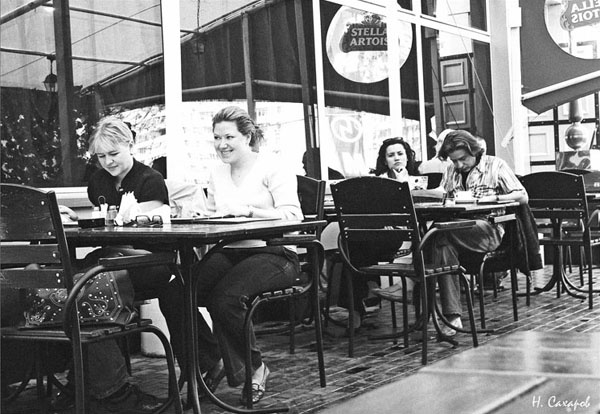 за обедом. 2006 Pentax K10D, Россия, Москва, люди, чб, Николай Сахаров