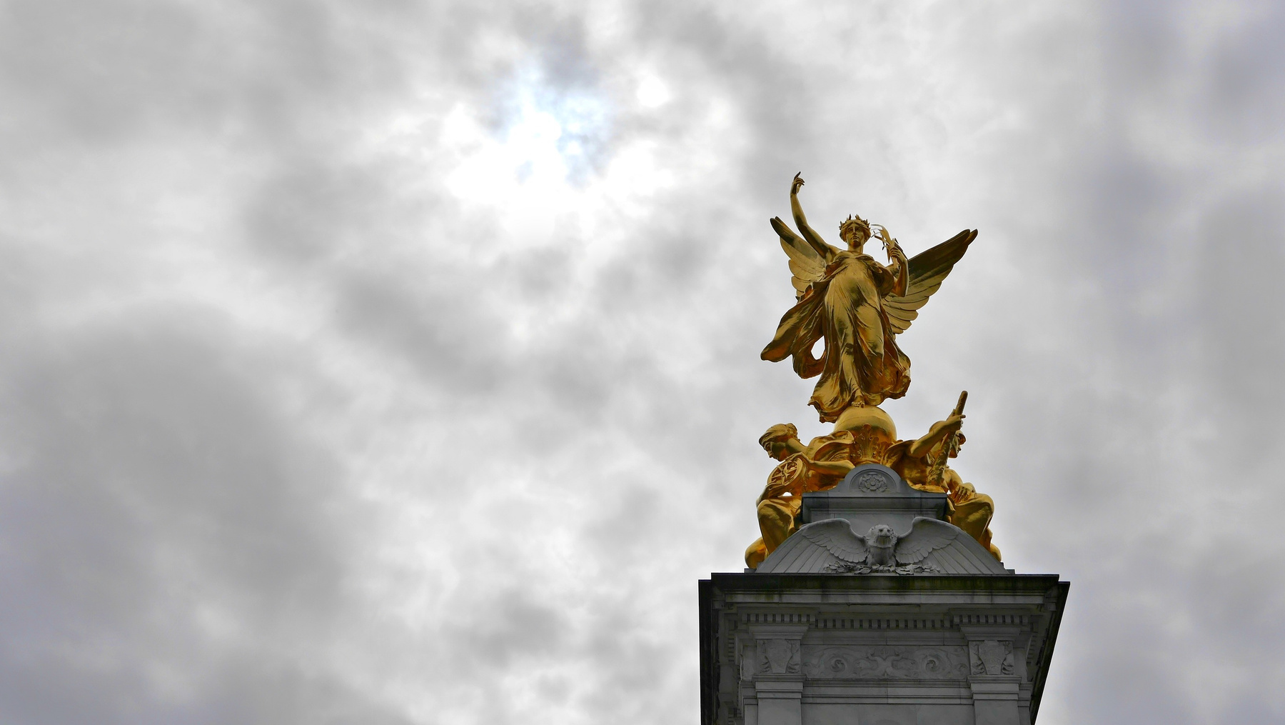 Ангел в небе Лондон Букингемский дворец ангел Queen Victoria memorial мемориал небо