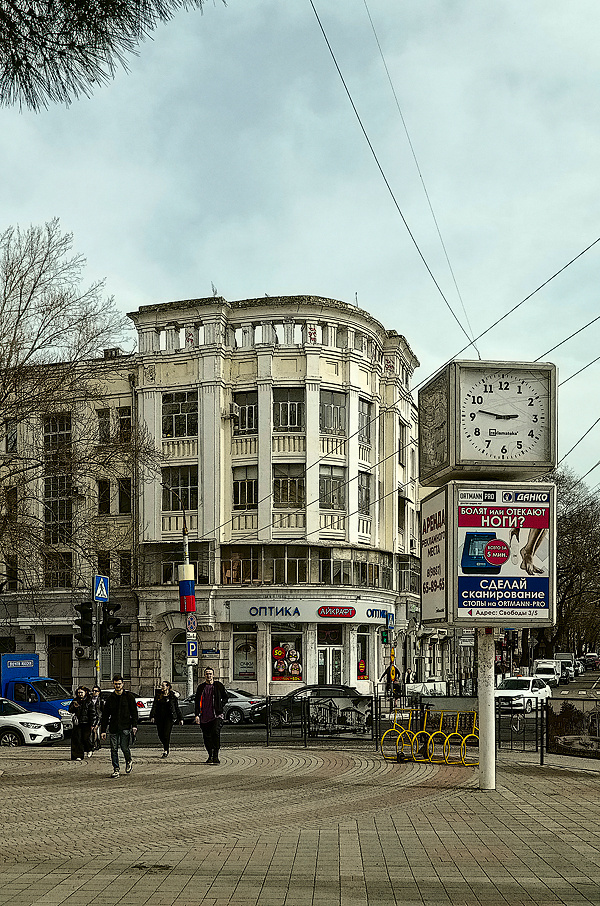 Без четверти три Новороссийск часы