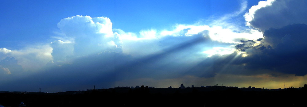 Небесные замки. киев панорама дождь небо тучи облака луч света kiev panorama rain sky cloud ray light