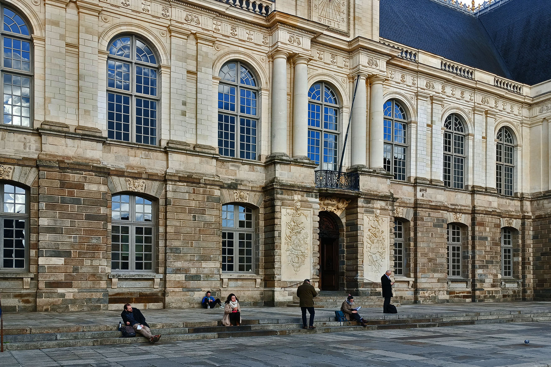 Заседание (у) Парламента Ренн Бретань Rennes Парламент ступени сидящие