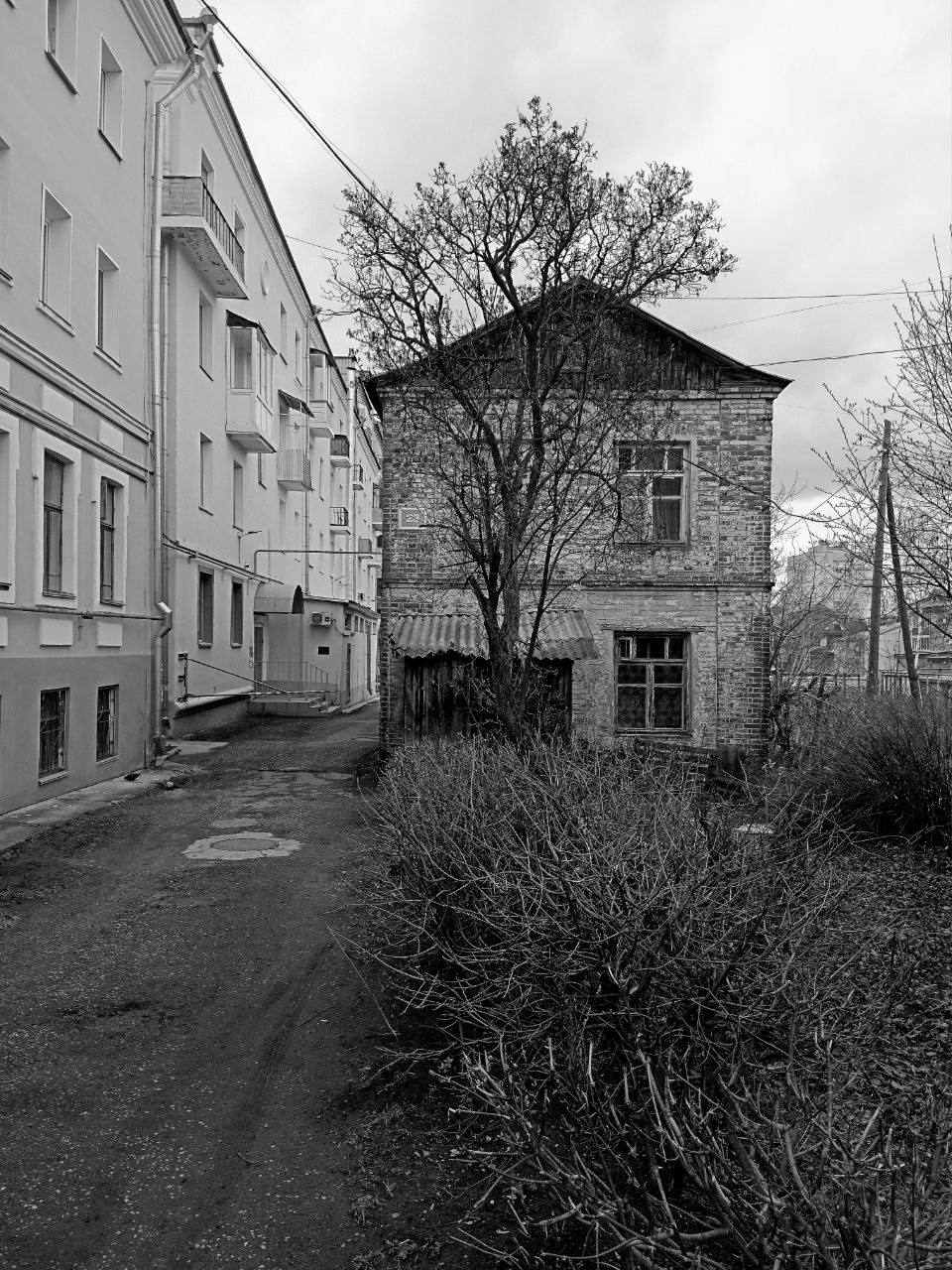 Городские дворы город двор дворы 2026 чб монохром чернобелая фотография чёрнобелая чернобелое фото чёрнобелое мобильная мобильное
