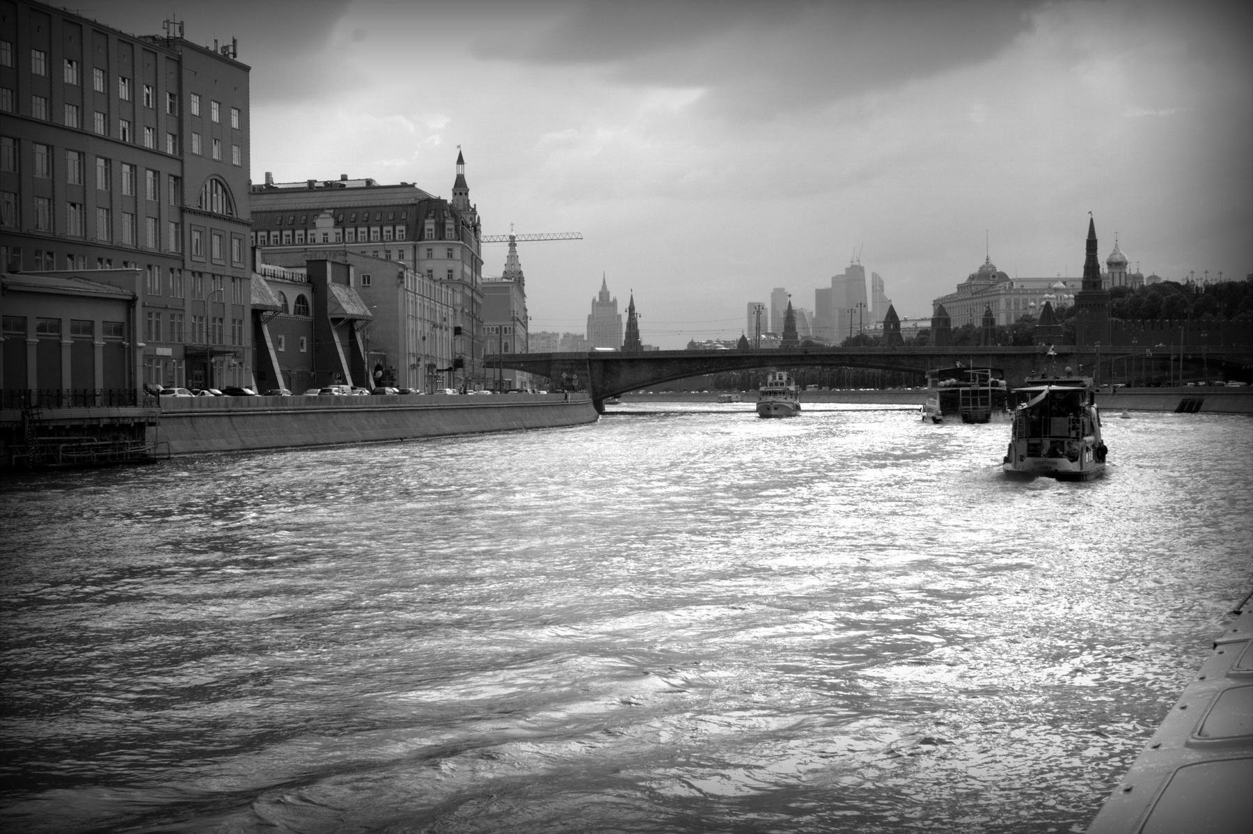 По реке Москва река мост вода корабль катер набережная чб монохром