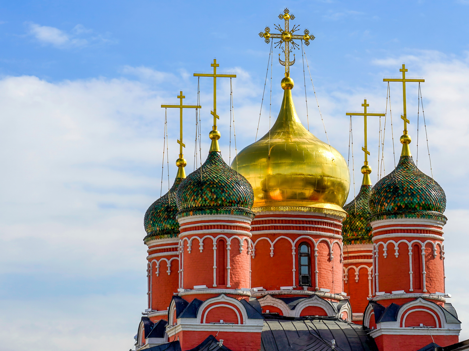 Купола Знаменского собора в Москве архитектура Знаменский Варварка Китай-город купола русский православный золото небо красный исторический религиозный собор Россия Москва религия крест купол кирпич путешествие храм