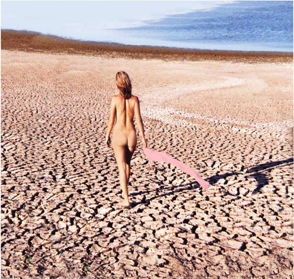 К воде потянуло пустыня,девушка,земля