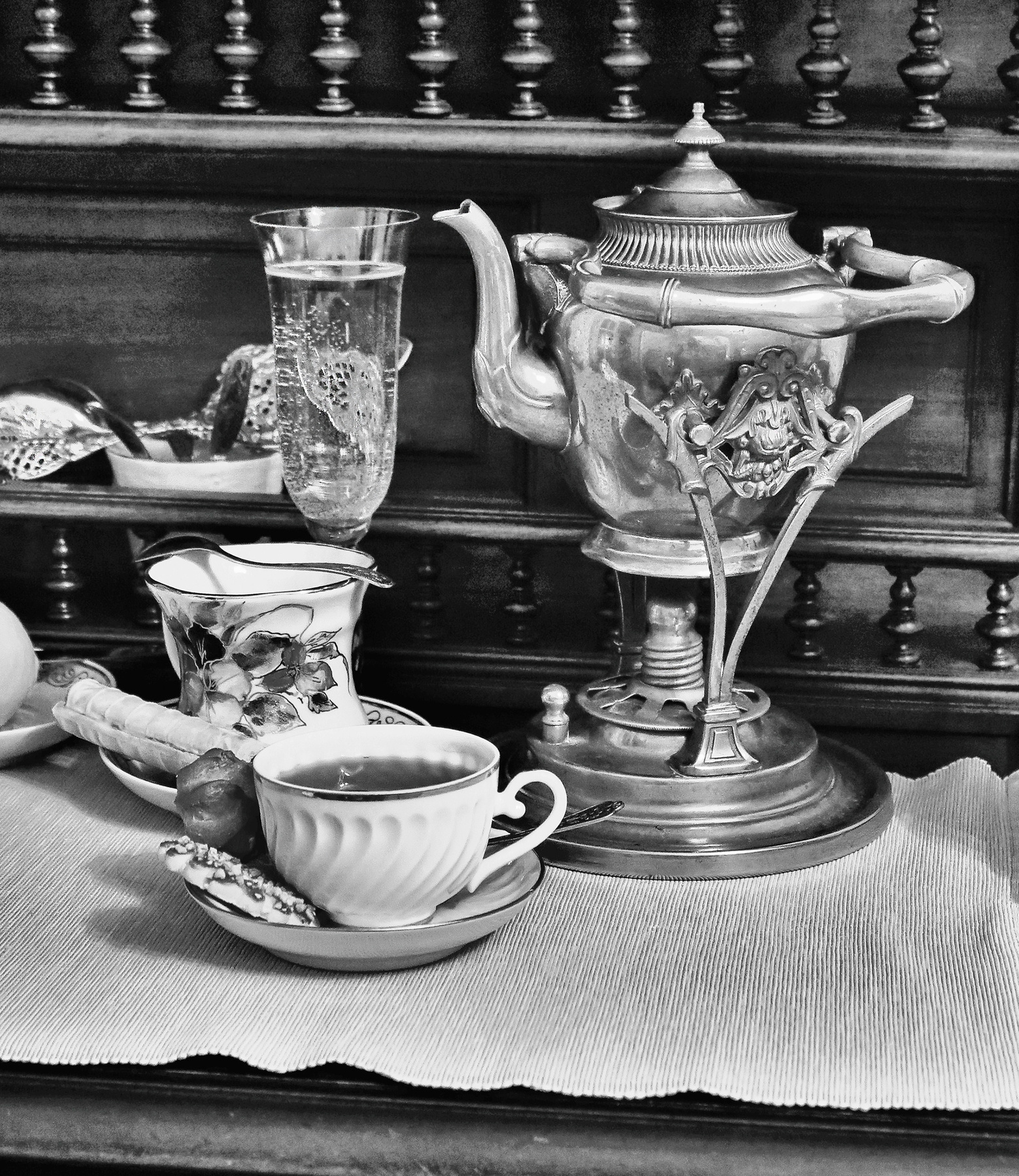 Старинный чайник и другие персонажи Фотонатюрморт Чайник Старина Серебрение Ч-б Серебро Винтаж Преломление