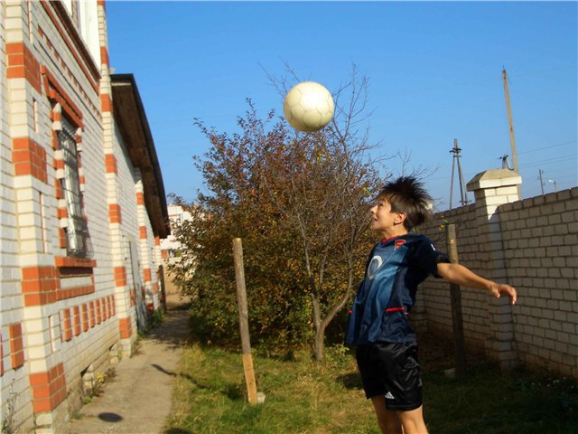 Умей играть головой! Футбольный мяч, осень, ну и канечно же ГОЛОВАААА!!!!!
