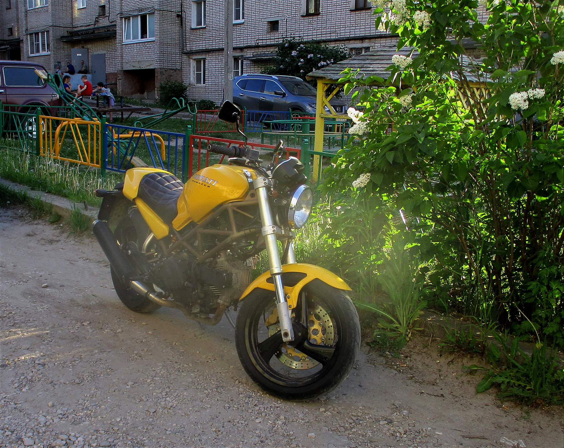 DUCATI DUCATI мотоцикл двор дом лето