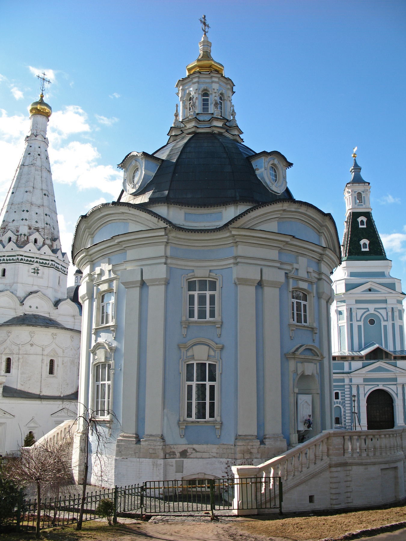 Храм Зосимы и Савватия Соловецких, храм Смоленской иконы Божией Матери, Каличья башня в Свято-Троицкой Сергиевой Лавре.  18.04.2009 Сергиев Посад Архитектура Лавра