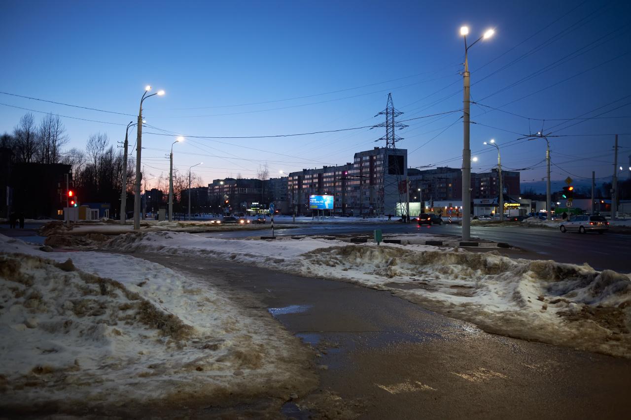 Похоже на весну 5 вечер перекрёсток здания фонари