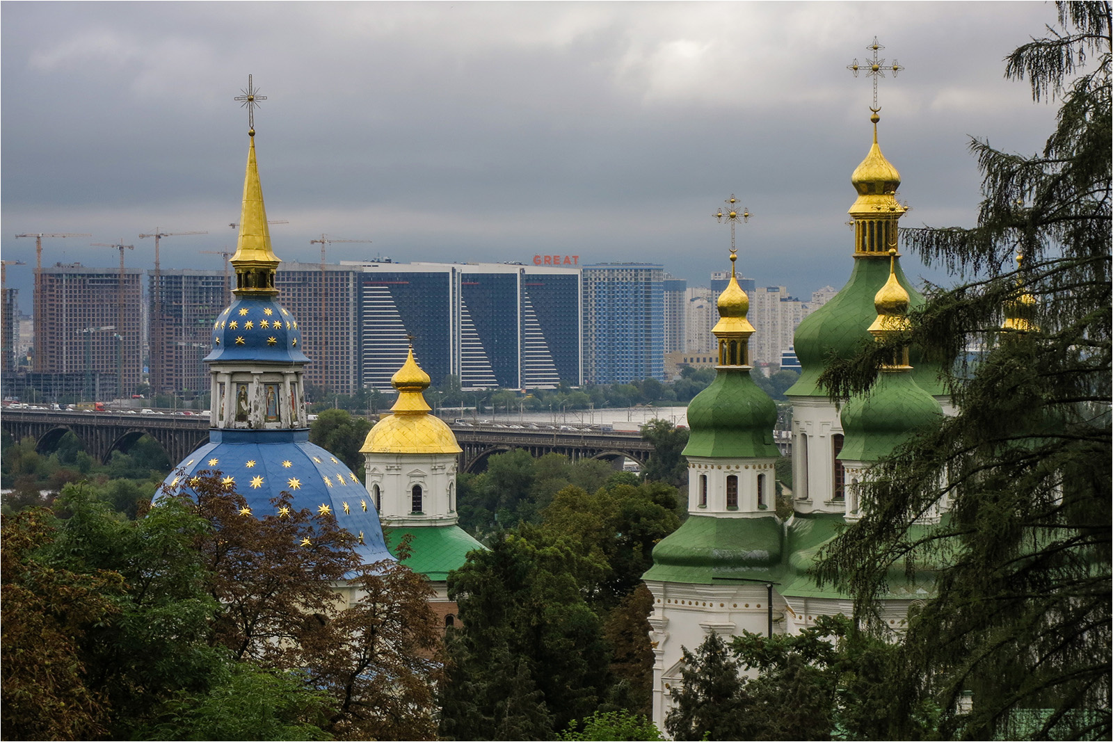 Город наступает... Киев Выдубицкий монастырь Левый берег Днепр