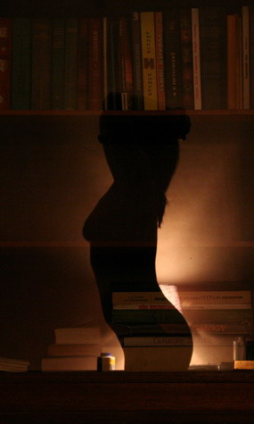 Среди книг... тело, отражение, лампа, книги