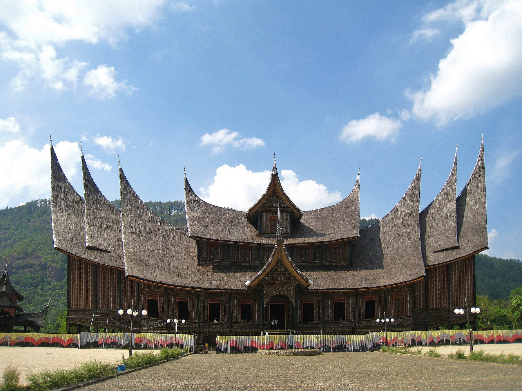 Дворец Пагаруюнг (Pagaruyung Palace), Индонезия. Индонезия вулкан кратер горы скалы храм