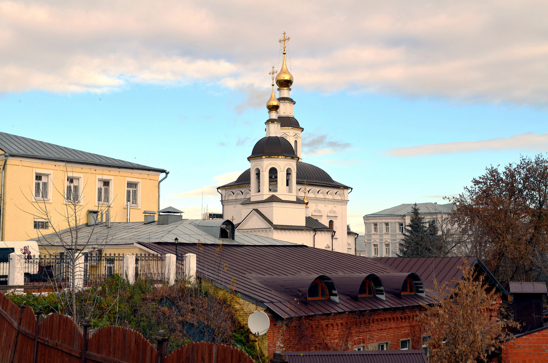 Храм лето город полдень