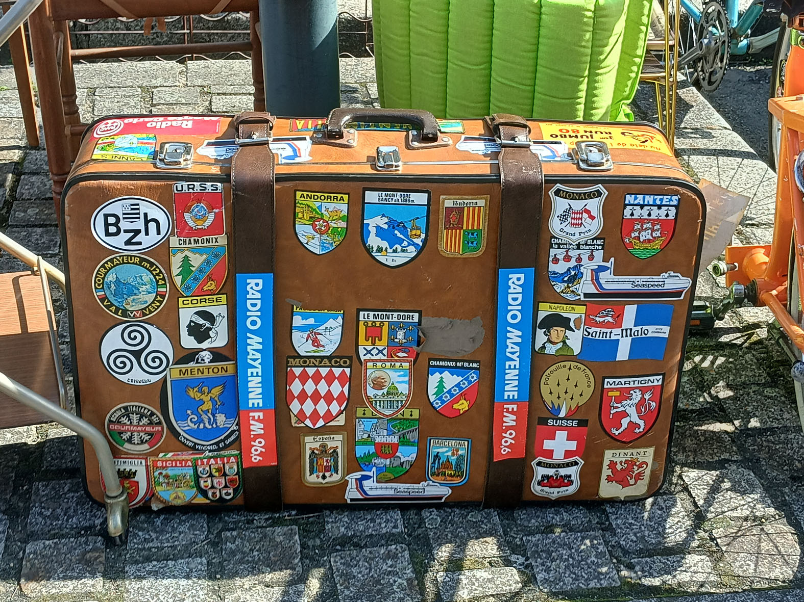 Путешествия (не) желтого чемоданчика. Русский след-13 Bretagne Бретань Ренн Rennes broderie барахолка блошиный рынок чемодан наклейка путешествие СССР