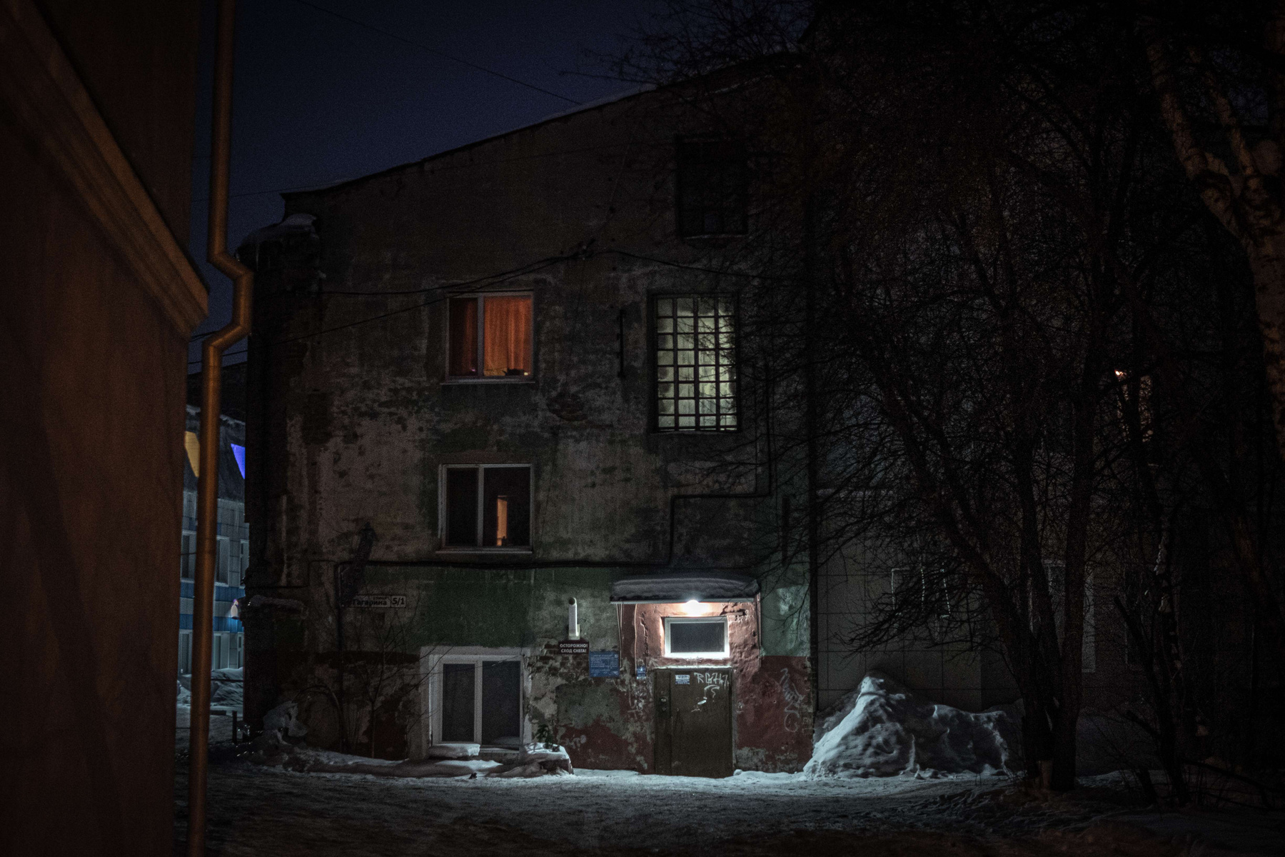 Ночной дворик ночь окна город