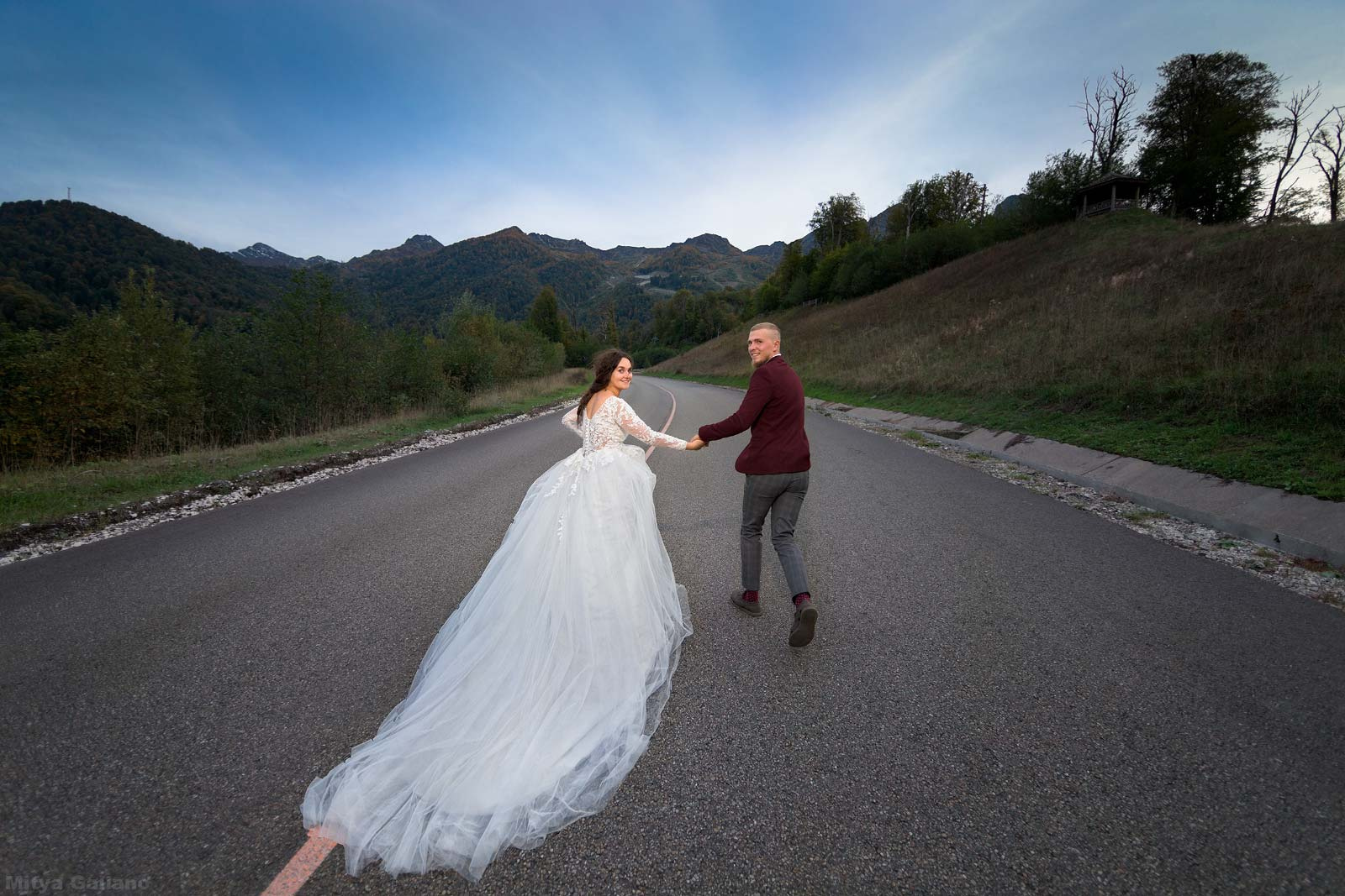 Вместе даже горы ни по чём! mityagaliano mityagalianophotographer wedding sochi rosakhutor weddingdress weddingphotographer weddingideasbrides свадьба сочи жених невеста розахутор mityagalianoweddingphotographer фотографмосква фотографкурск фотографпитер свадебныйфотографбелгород
