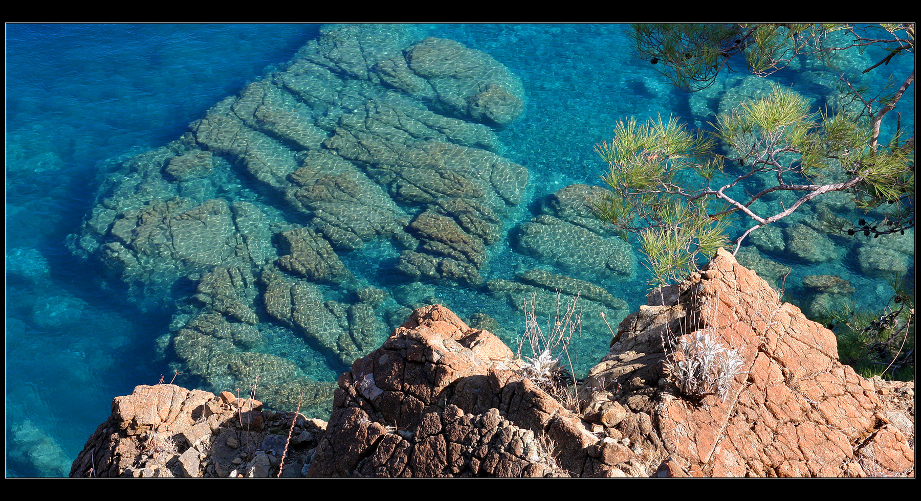 Морская бирюза. море скалы