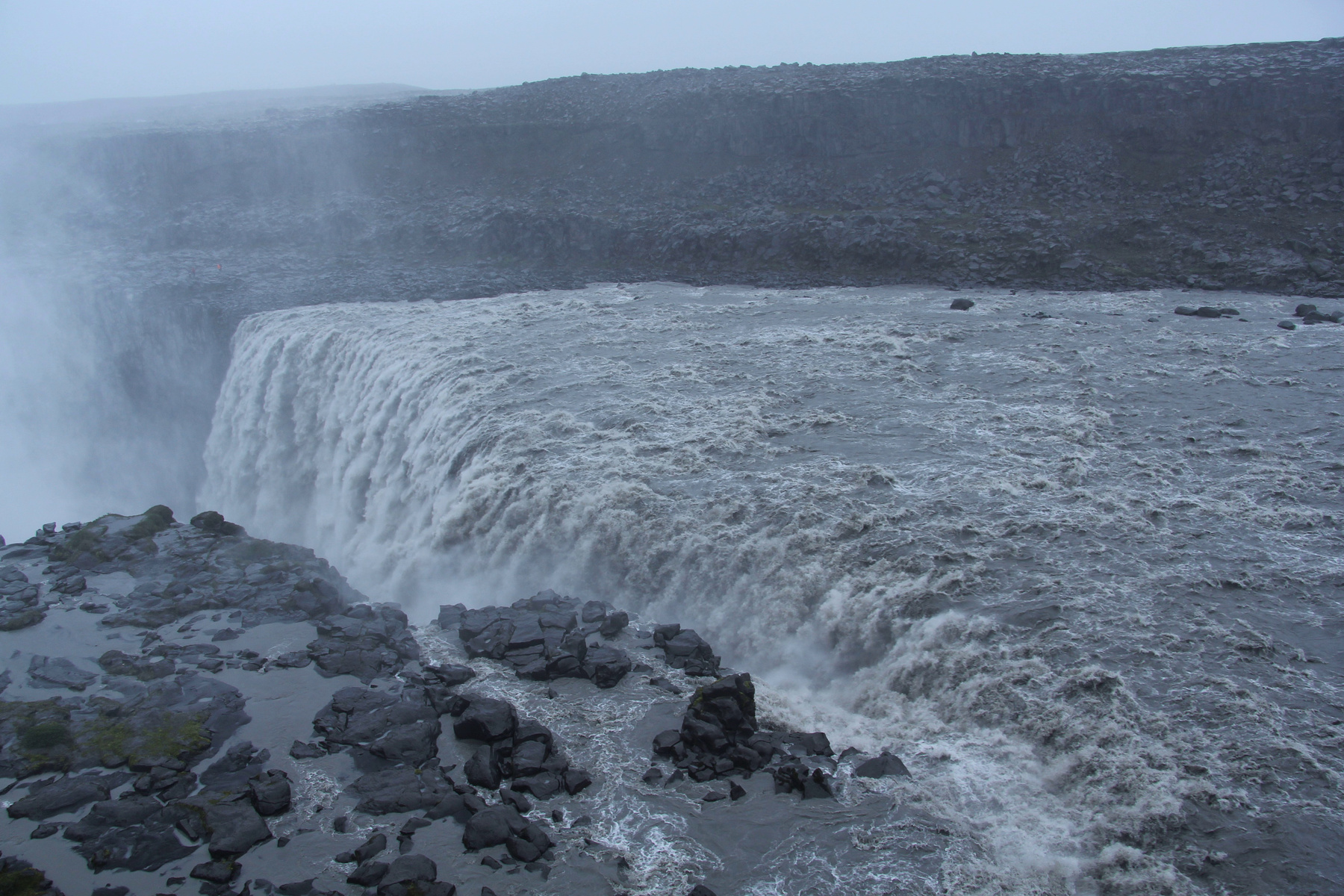 Водопад Деттифосс (Dettifoss waterfall) - самый мощный водопад в Европе. Исландия скалы природа пейзаж озеро парк горы