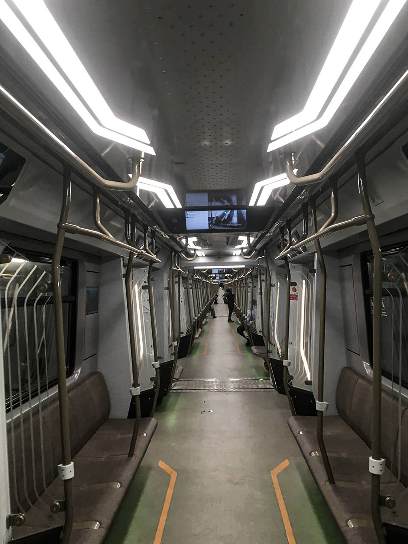 Бесконечный вагон в ночном метро 