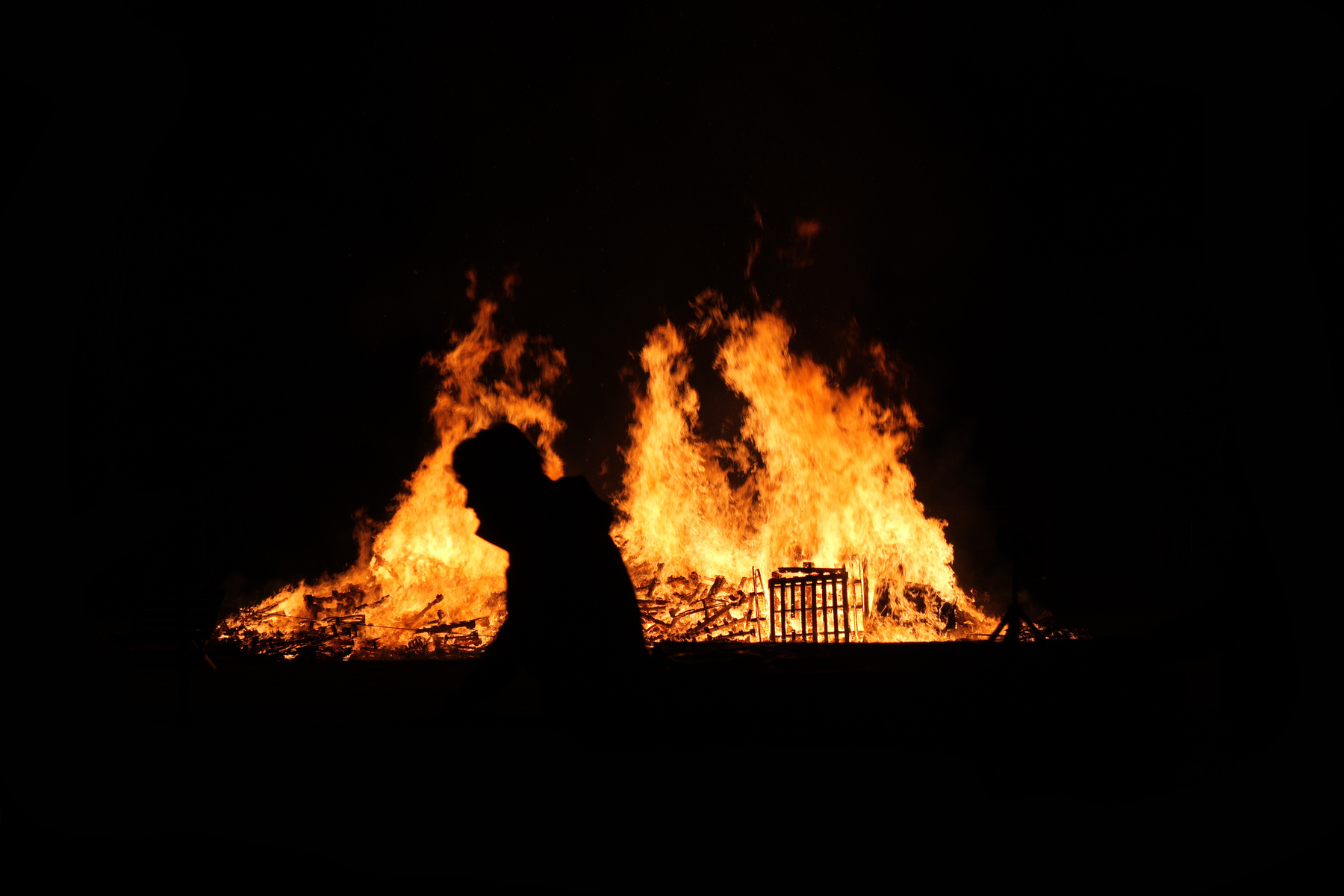 Ночь Гая Фокса Ночь Гая Фокса костров Bonfire Night британские традиции праздники Великобритании история Англии фейерверки костры народные британская культура Винчестер Англия огонь силуэт человек костер
