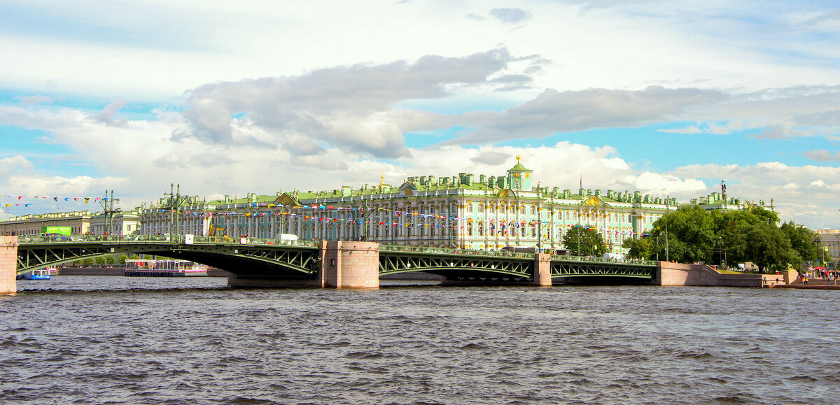 Дворцовый мост на фоне Эрмитажа в Санкт-Петербурге. Дворцовый мост в Санкт-Петербурге