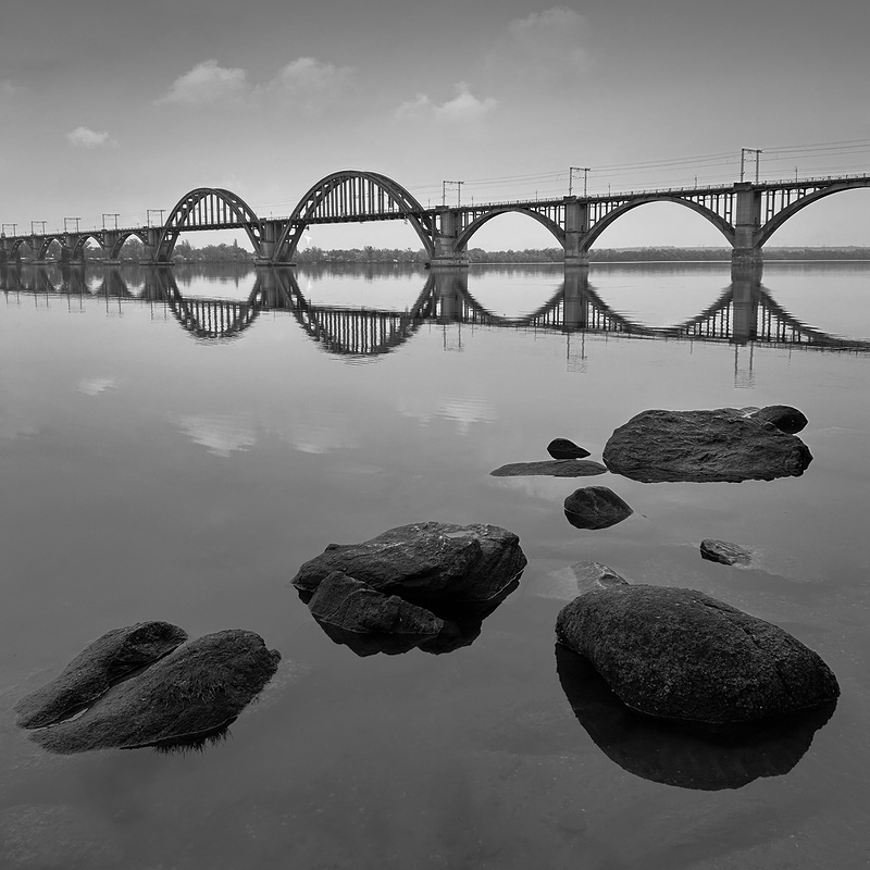 The infinite span мост вода река небо камни отражение квадрат минимализм