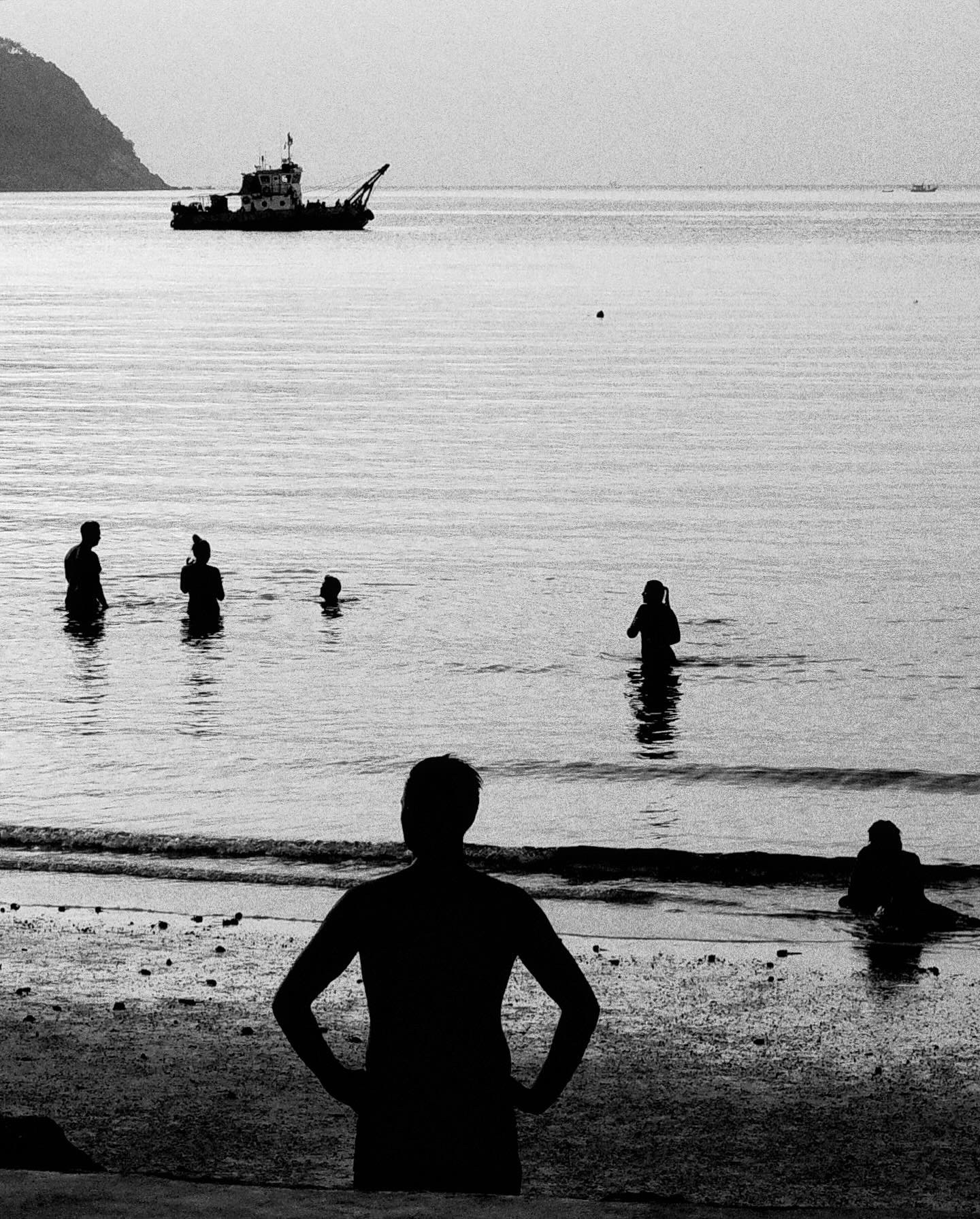 *** Ricoh GRIIIx thailand bw beach black and white