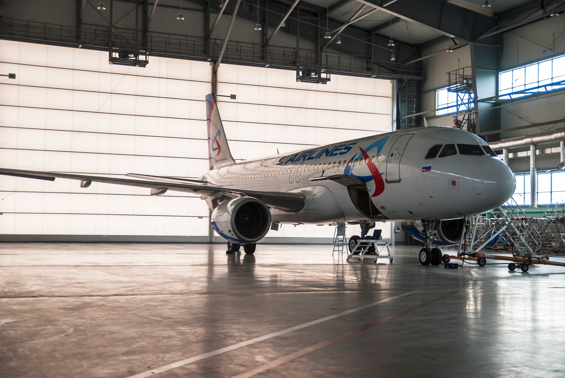 В ангаре Ural Airlines Tecnics-5 Кольцово В ангаре Ural Airlines Tecnics