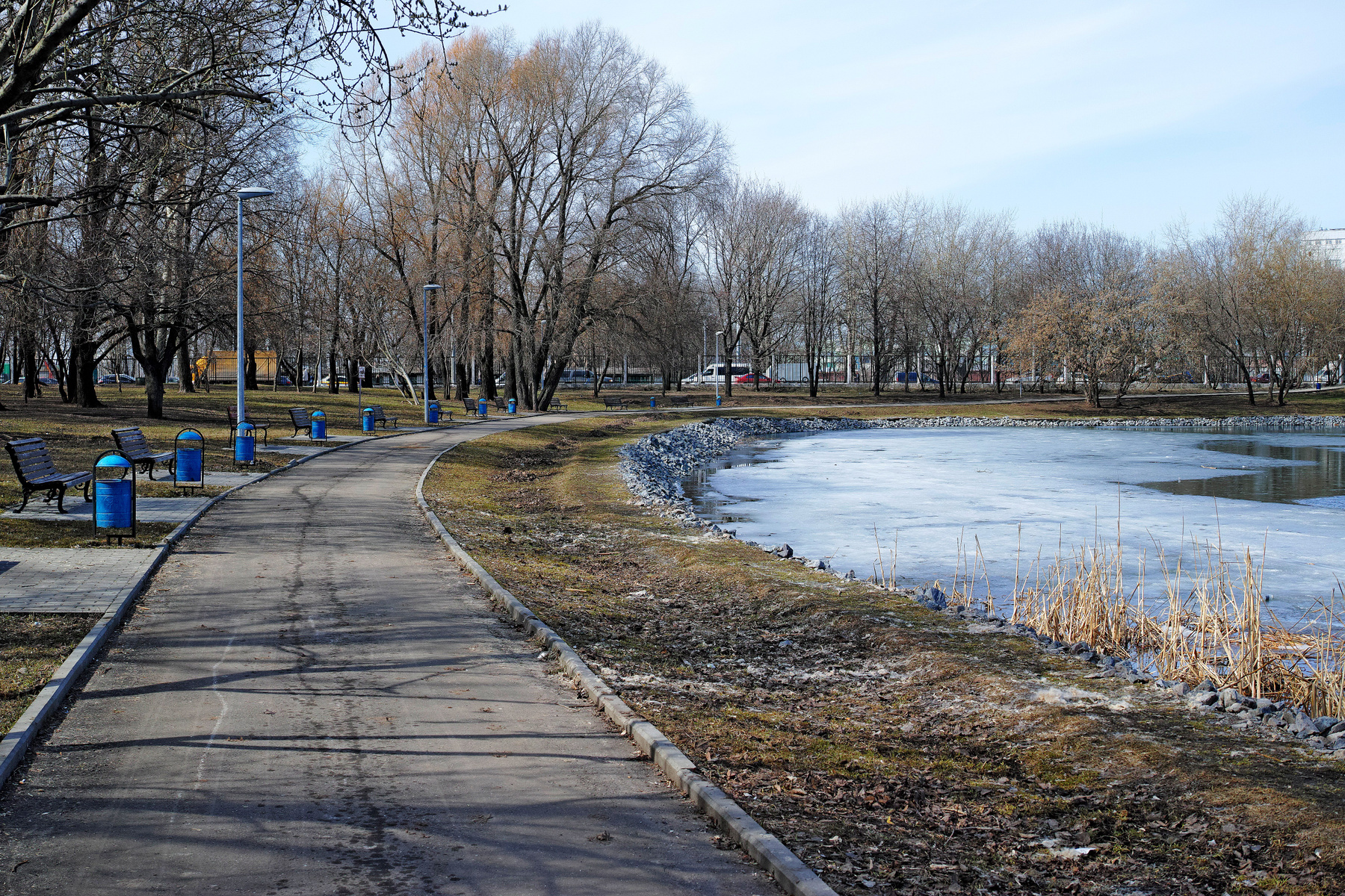 Апрель город Москва стадион Москвич парк пруд Садки