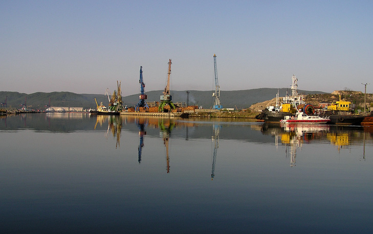 Восточный!Штиль,утро. Море,порт,штиль.