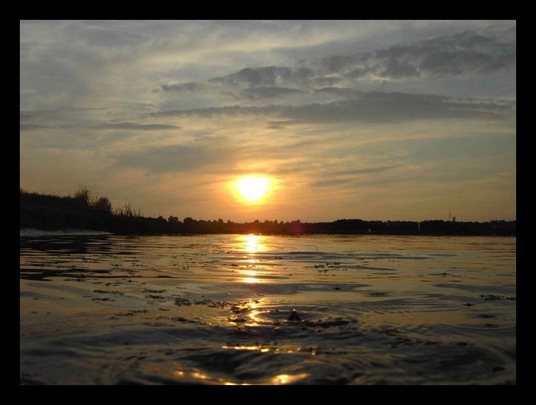 Закат над рекой закат, река, вода, солнце, капля, круги, ряска