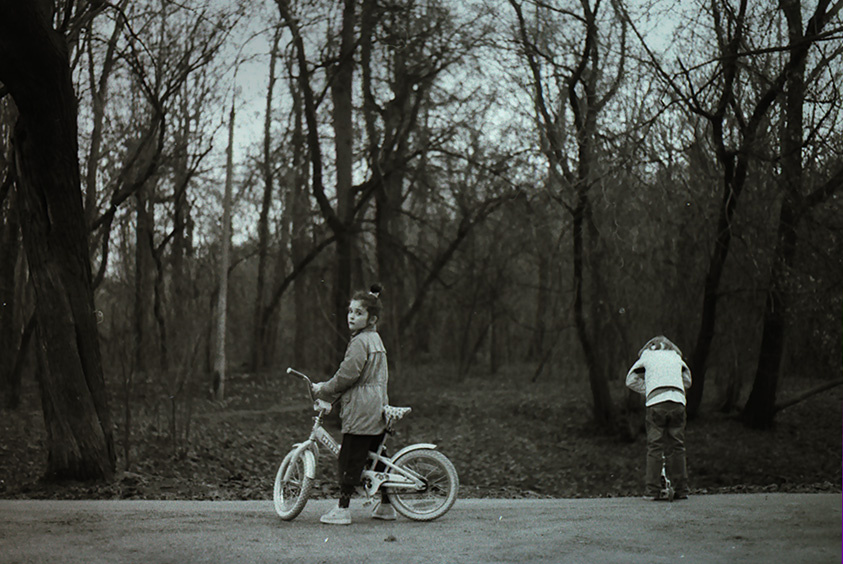 девочки в лесу лес mamiya fp4