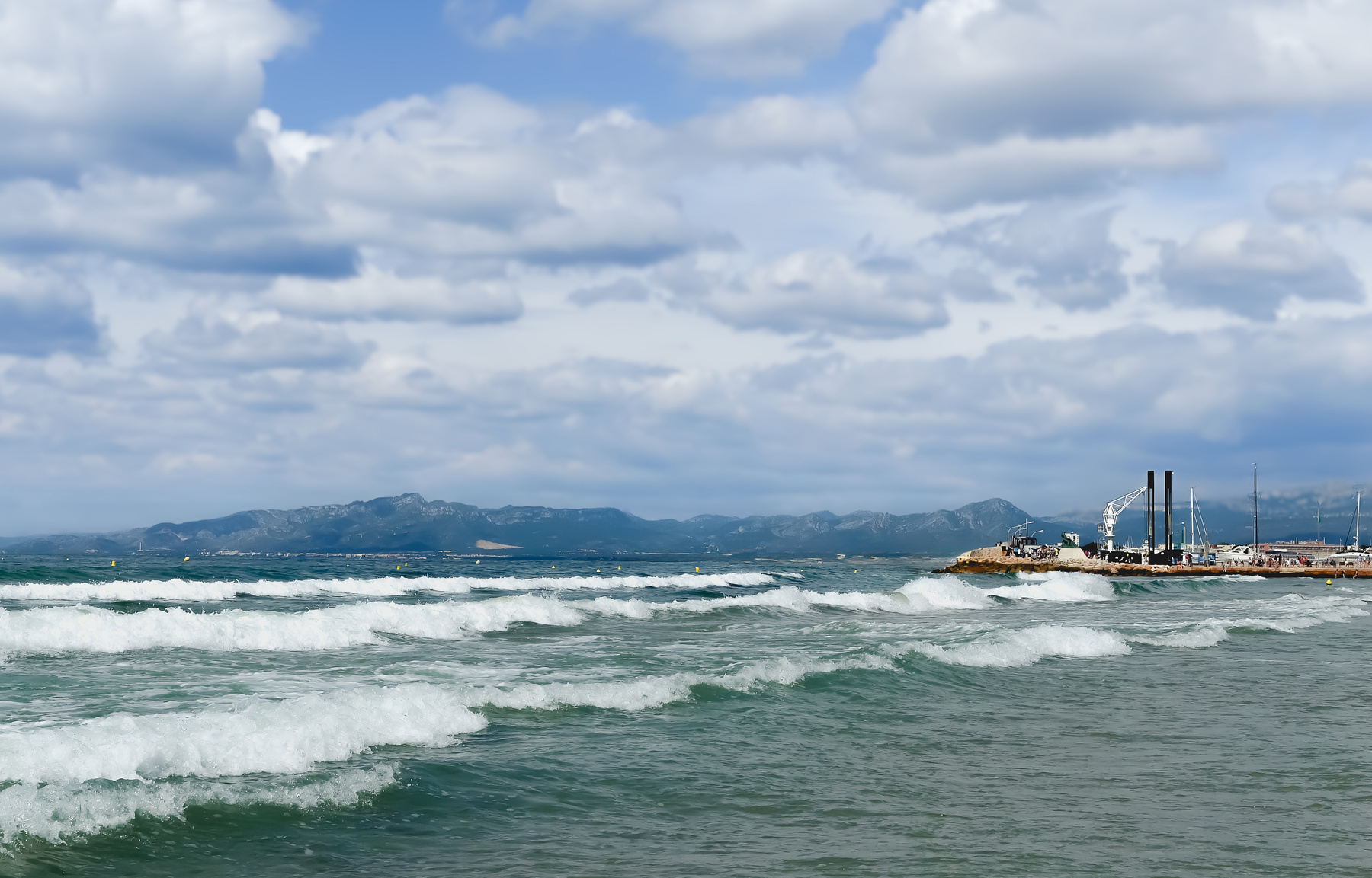 Немного ветренно море волны ветер