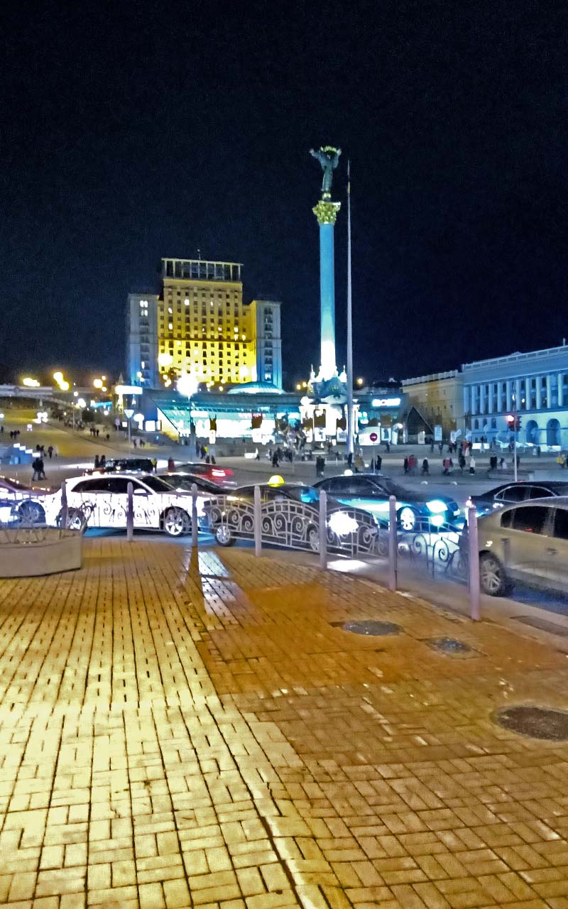 Киев. город площадь памятник